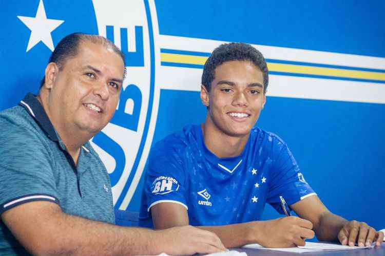Filho de Ronaldinho Gaúcho, promessa de 14 anos assina contrato de formação com o Cruzeiro 