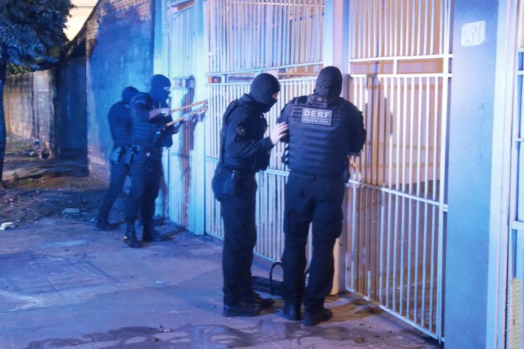 Operação Codinome Fantasma prende 37 pessoas, apreende drogas, armas e bloqueia contas vinculadas à facção 