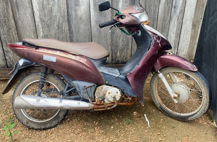 Polícia Militar de Aripuanã apreende motocicleta roubada e flagra homem com droga em bar no distrito de Conselvan 