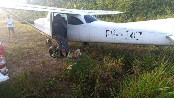 Operação da PF em Novo Aripuanã intercepta avião com 300 kg de cocaína e prende dupla em flagrante 