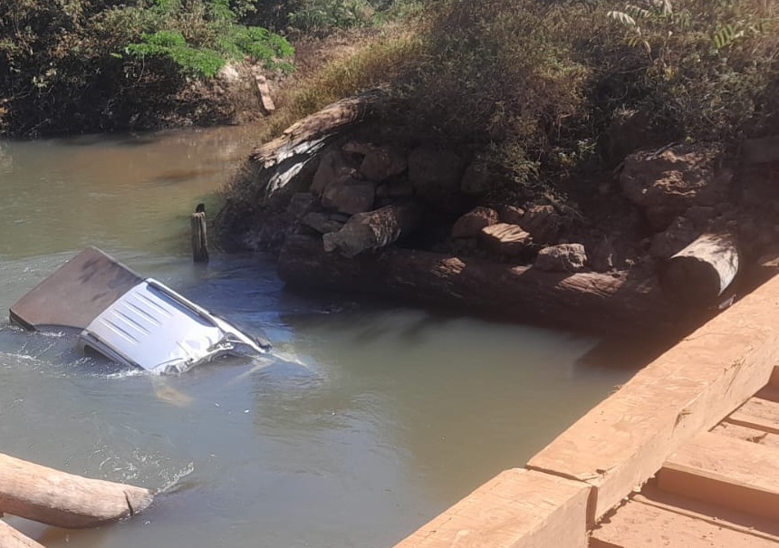 Motorista sobrevive após caminhonete cair de ponte na MT-183 em Aripuanã 