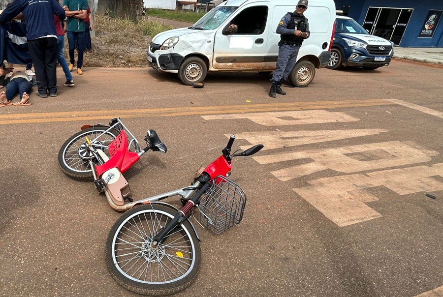 Mulher fica ferida após colisão entre carro e bicicleta elétrica em Aripuanã