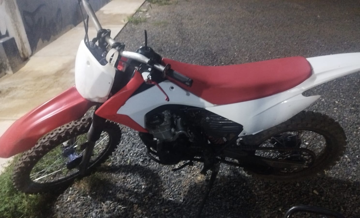 Adolescente foge da PM em moto irregular e mãe agride policial durante ocorrência em Aripuanã 