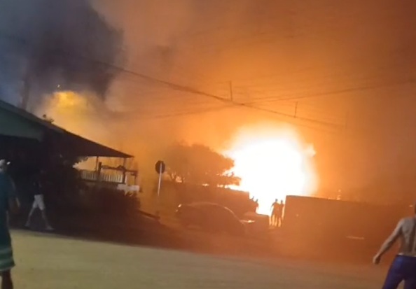 Mulher se entrega à Polícia Militar após incendiar residência do companheiro em Aripuanã 