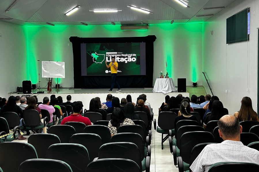 Secretária de Finanças de Aripuanã participa do 1º Congresso Regional de Licitação em Juína 