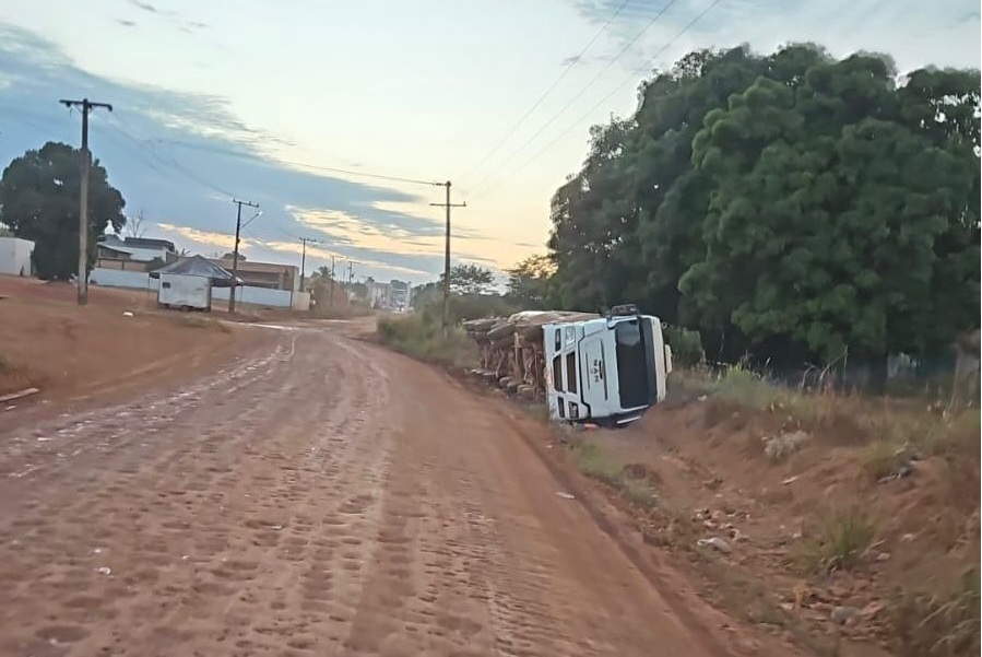 Caminhão tomba na MT-208 em Aripuanã; ninguém se feriu 