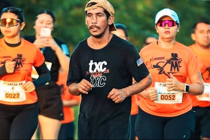 De chinelo e bêbado, corredor faz prova de 8 km e ganha medalha