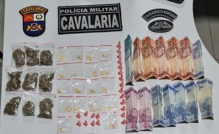 Cavalaria da Polícia Militar prende trio com 49 porções de drogas em Juína 