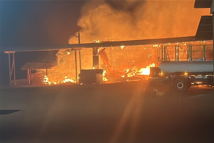 Incêndio de grandes proporções destrói madeireira no setor chácaras de Aripuanã 