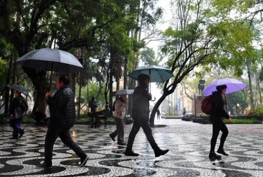 Onda de tempestades tem risco de formação de tornados, alerta Metsul 