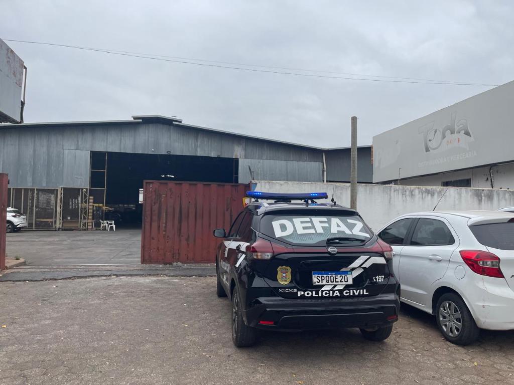 Operação integrada apreende 175 pallets de bebidas sem nota fiscal em depósito clandestino de Cuiabá 