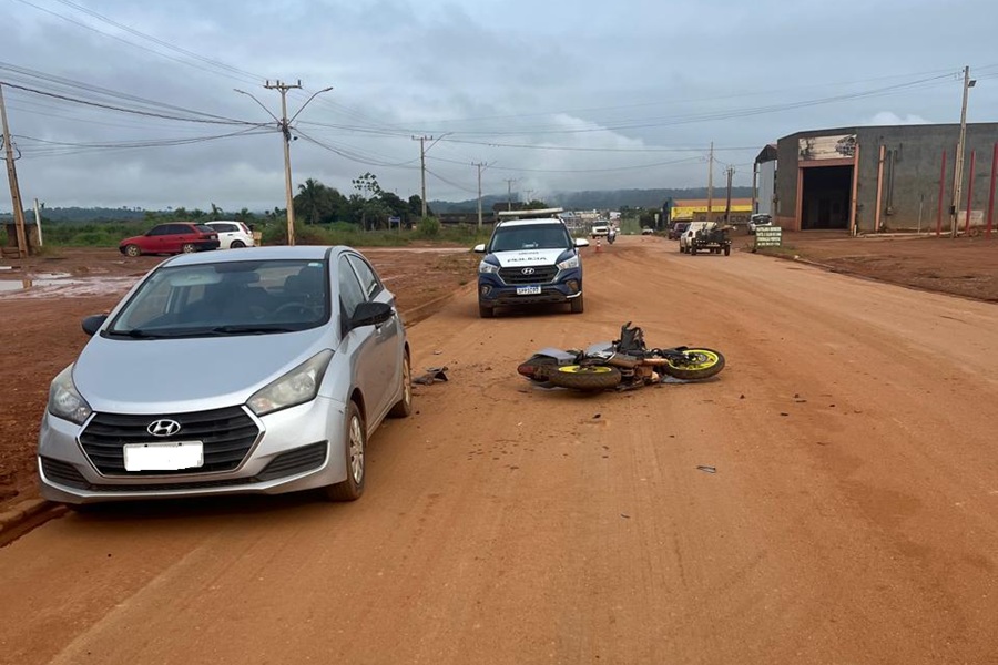 Acidente entre motocicleta e carro deixa jovem ferido em Aripuanã 