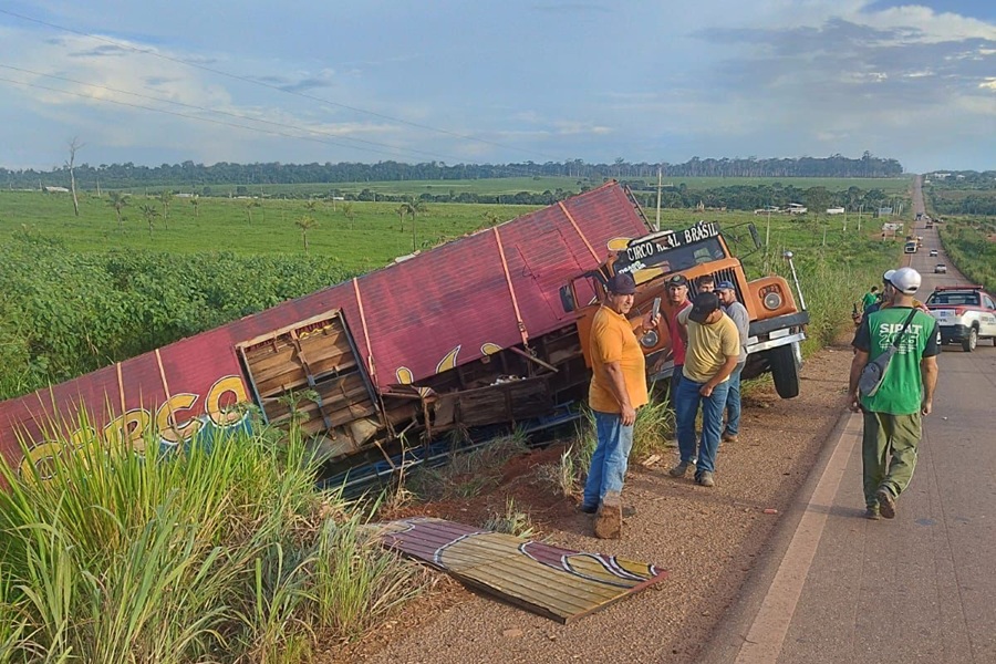 Caminhão carreta enfrenta dificuldades na Serra da Faxinal e provoca transtornos na MT-208, em Aripuanã 