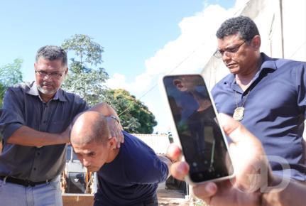 Xingado de 'vadio vagabundo', assassino confesso sai preso do local onde corpo da vítima foi achado 