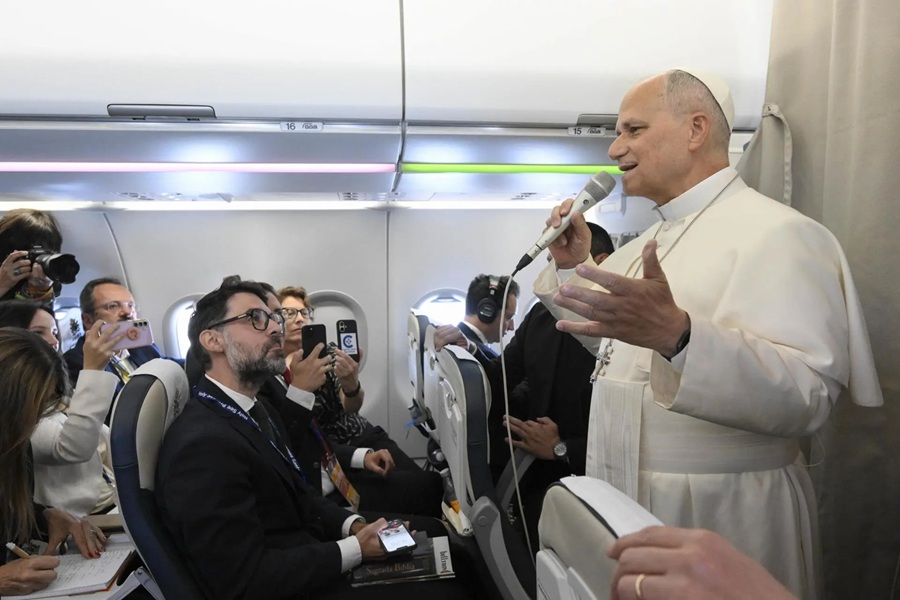 Pilota de avião que levou o Papa revela conversa emocionante na cabine 