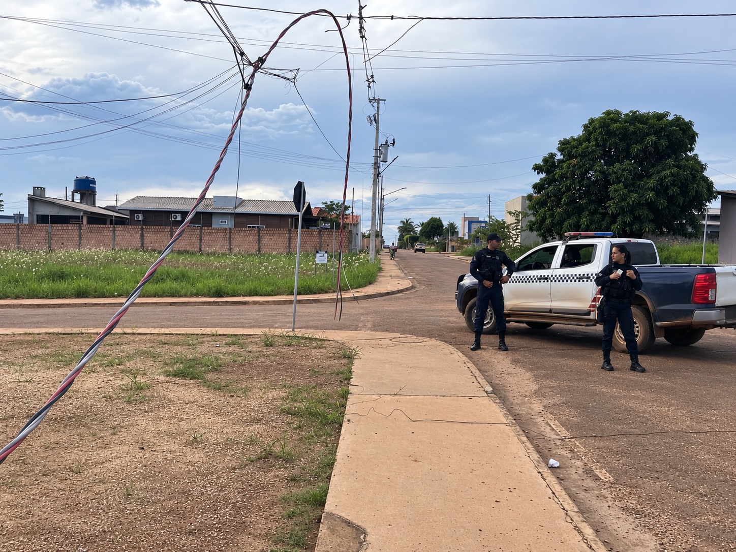 Fio de alta tensão rompido por caminhão mobiliza Polícia Militar e coloca moradores em risco em Aripuanã 