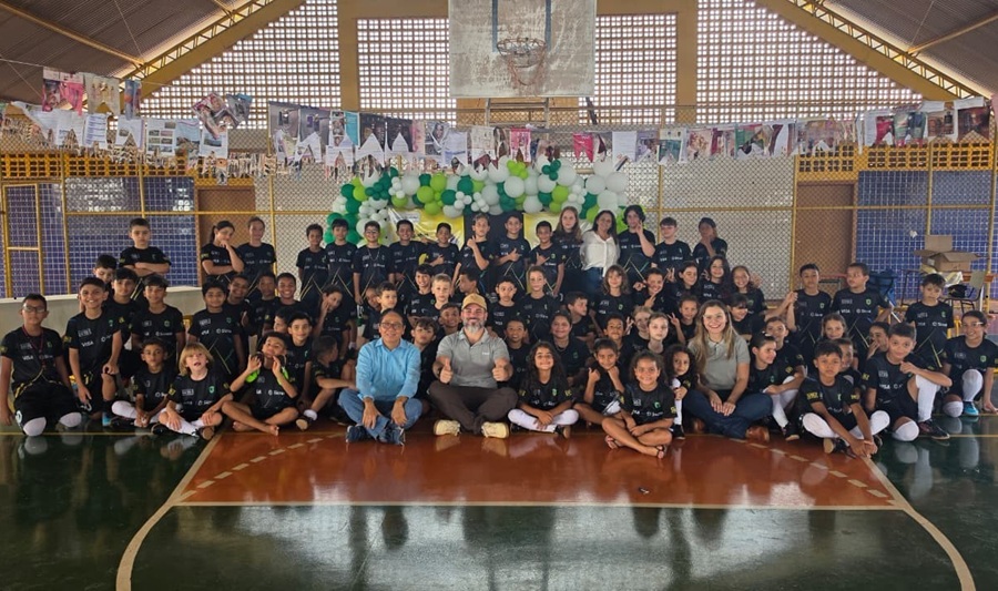 Projeto 'Vestindo Sonhos e Transformando Histórias' beneficia crianças e adolescentes em Rolim de Moura com entrega de kits esportivos 