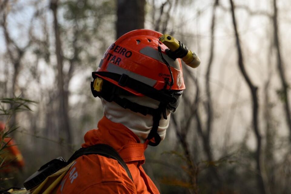 Com uso de aeronaves, Bombeiros intensificam combate a 20 incêndios florestais ativos em MT 