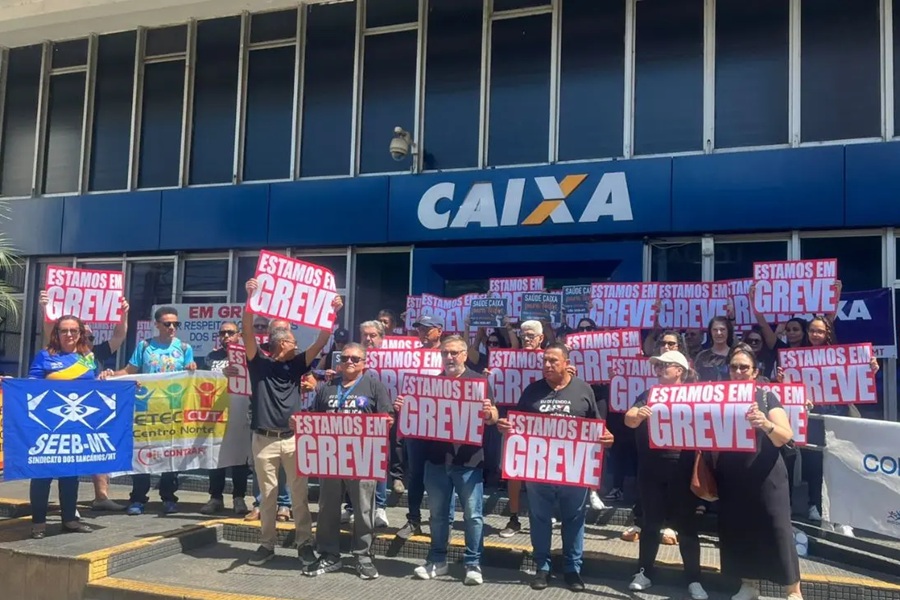 Bancários da Caixa fazem protesto em Cuiabá durante greve nacional 