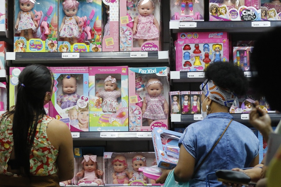 Sicredi orienta para compra consciente de presentes e oportunidade para ensinar sobre educação financeira 